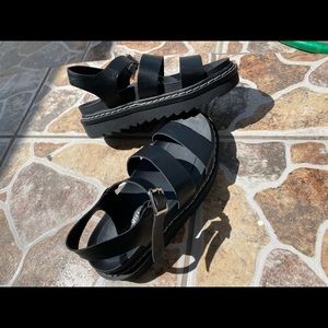 platform sandals 7.5